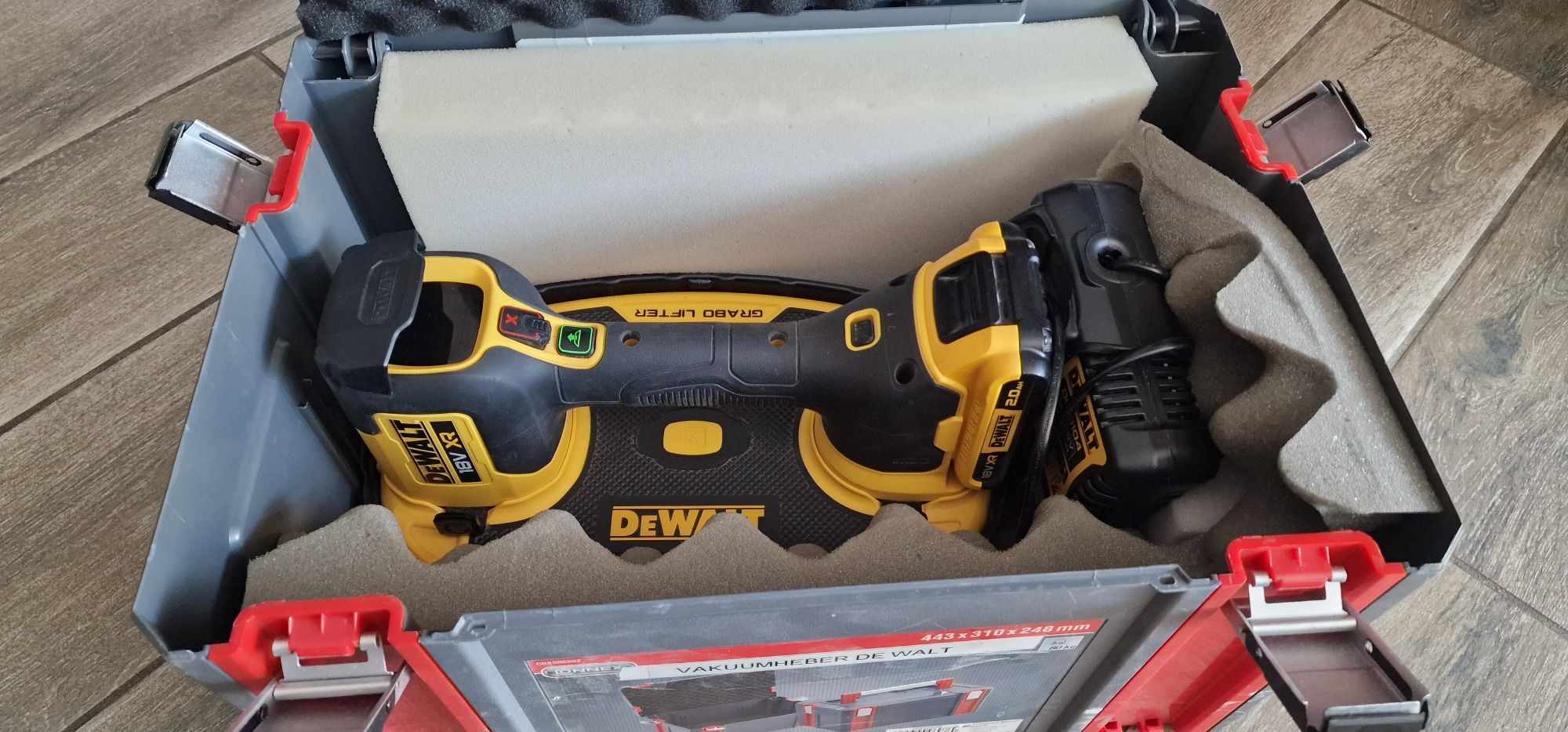 Акумулаторна вендуза DeWalt DCE590N-XJ