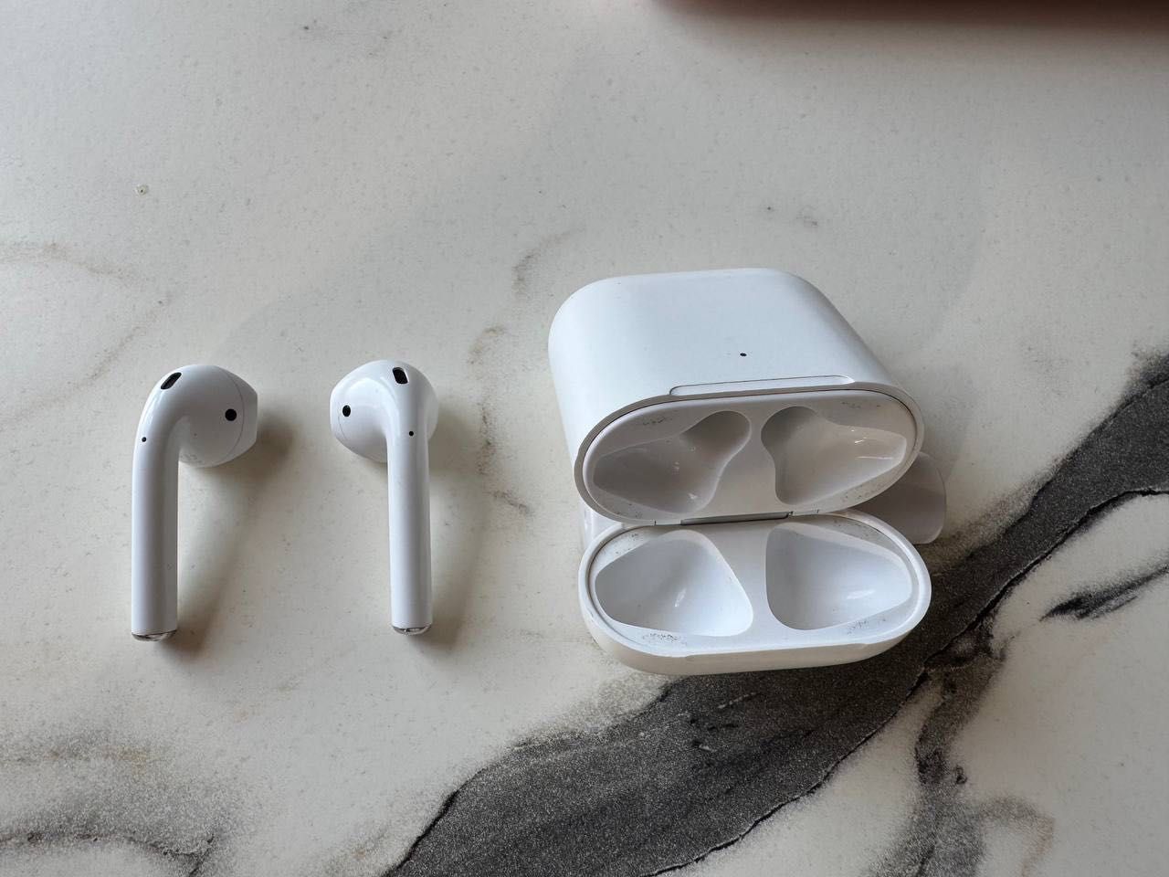 Безжични слушалки AirPods 2 (с кейс за безжично зареждане)