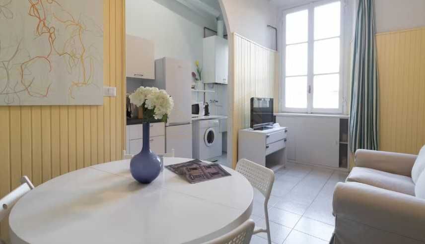 Дава се под наем Тристаен апартамент в Пловдив, Център - 75 кв.м за 244.8 € - Снимка #1