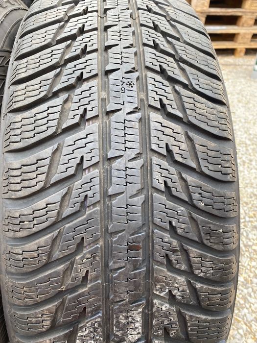 235/65/17 Нокиан Зимни