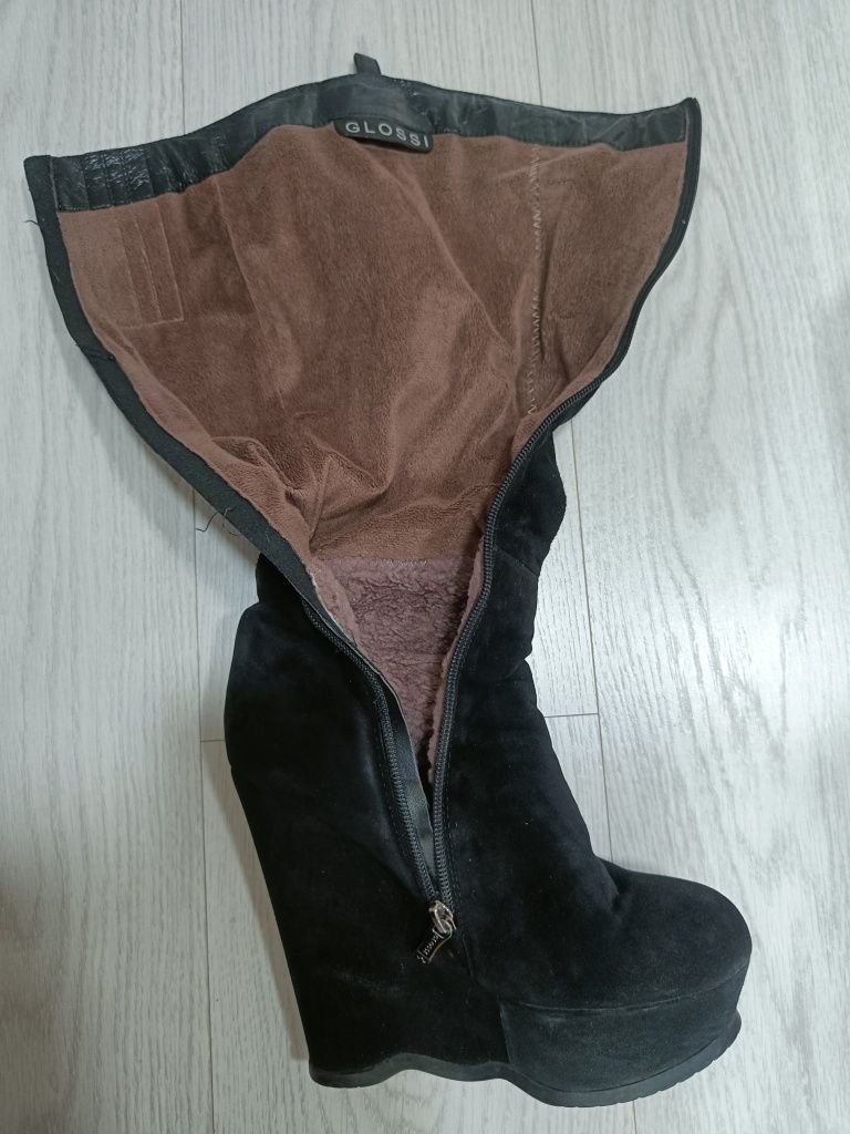 Сапоги из натурального замша, натурального меха на высокой платформе.