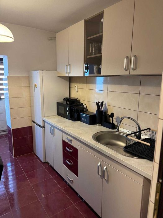 Inchiriez apartament 2 camere, decomandat