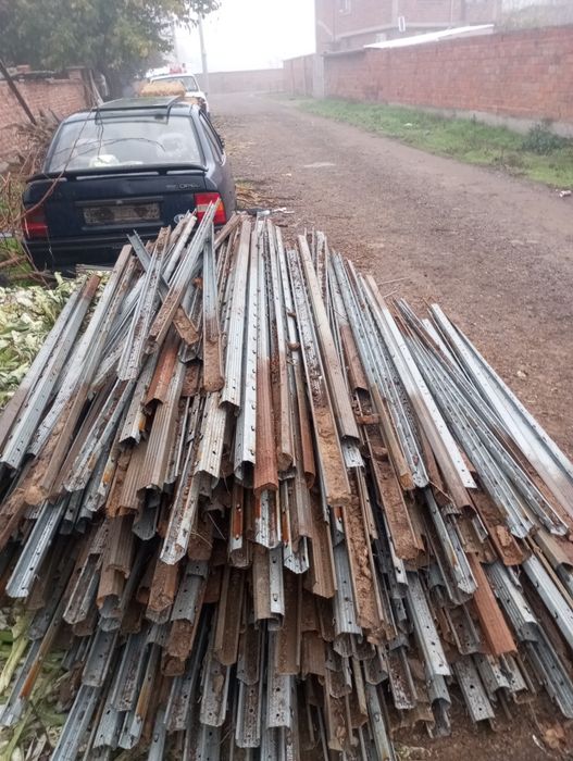 Продавам поцинковани пеобразНи колове за лозя малини домати огради тел