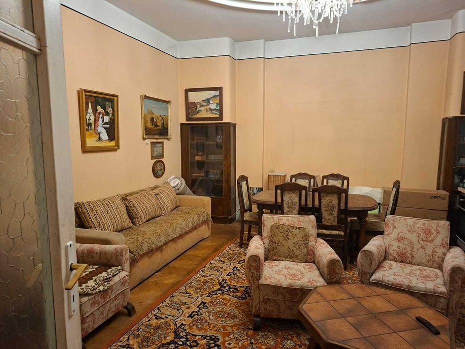 OCAZIE!!! Apartament in casa situata ultracentral cu curte aferenta.