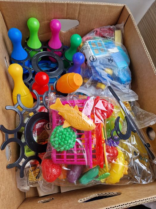 Vând o cutie jucării 2-5 ani  ce conține lego dulpo, fructe și legume