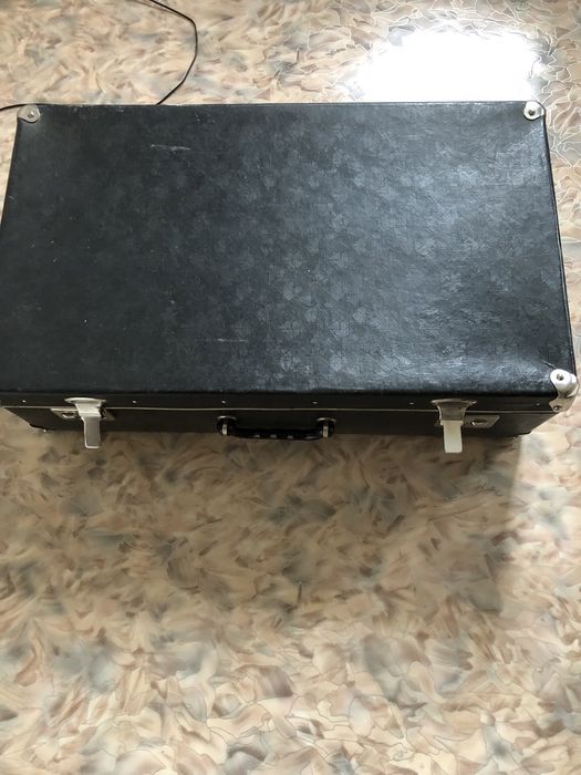 Продам черный соаетский чемодан