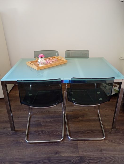 Masa interior cu 4 scaune