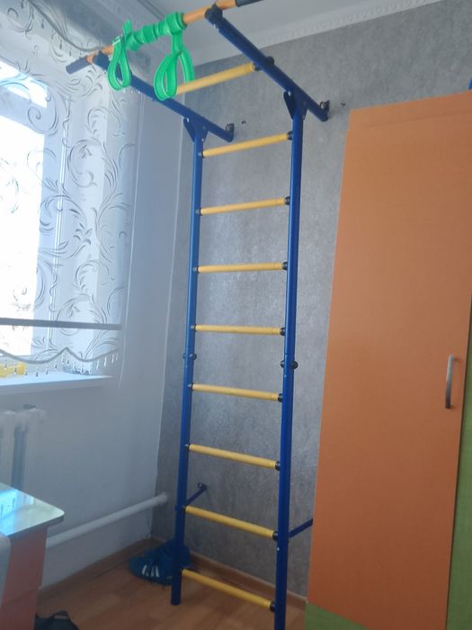 Турник настенный