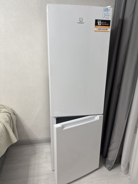 Холодильник Indesit как новый,высота 180,2 года в использовании