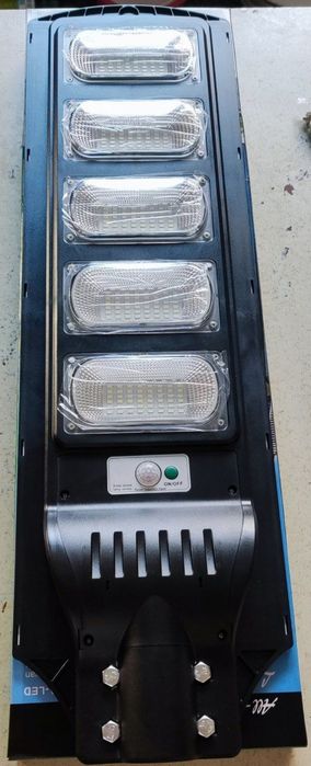 Светильник с солнечным панелью.