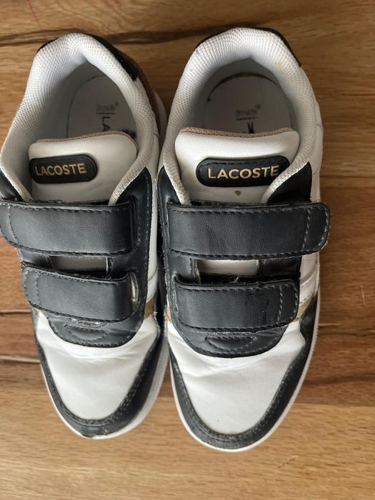Adidași marca Lacoste