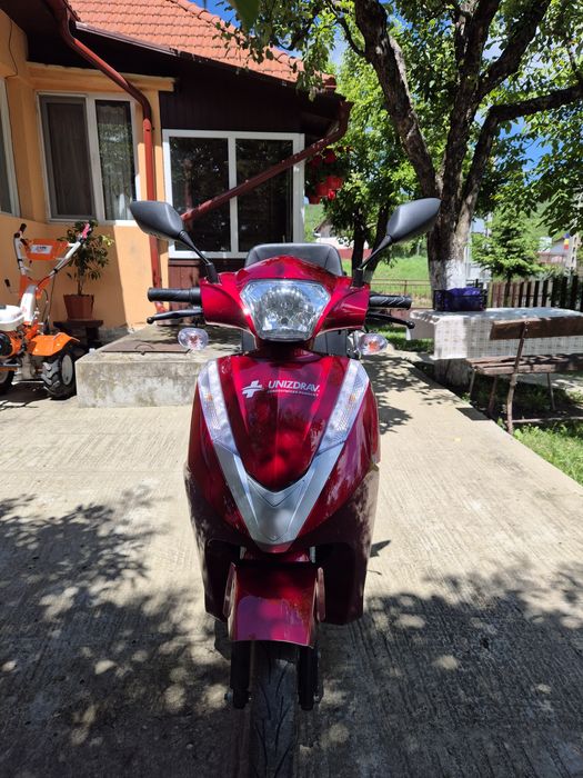 Scuter electric cu două locuri