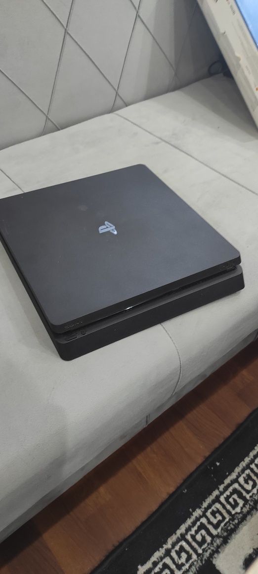 PS4 Slim 500gb с 5 игри