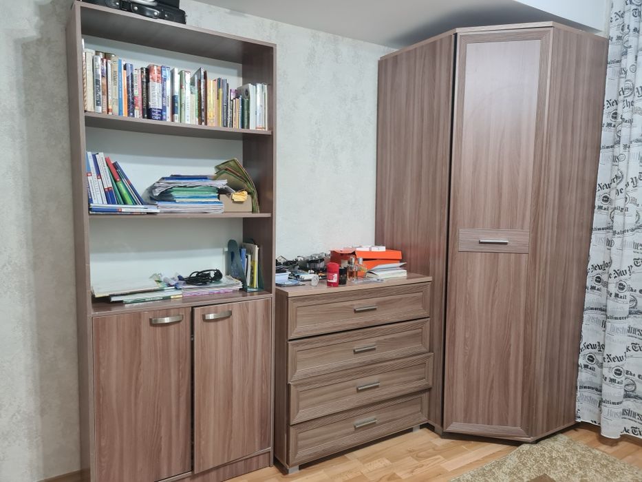 Продам  угловой шкаф , комод, книжный