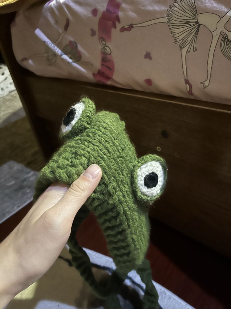 Продам шапку лягушку