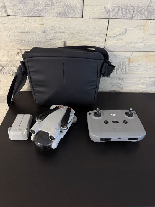 DJI Mini 3 Pro stare bună, cu geantă inclusă