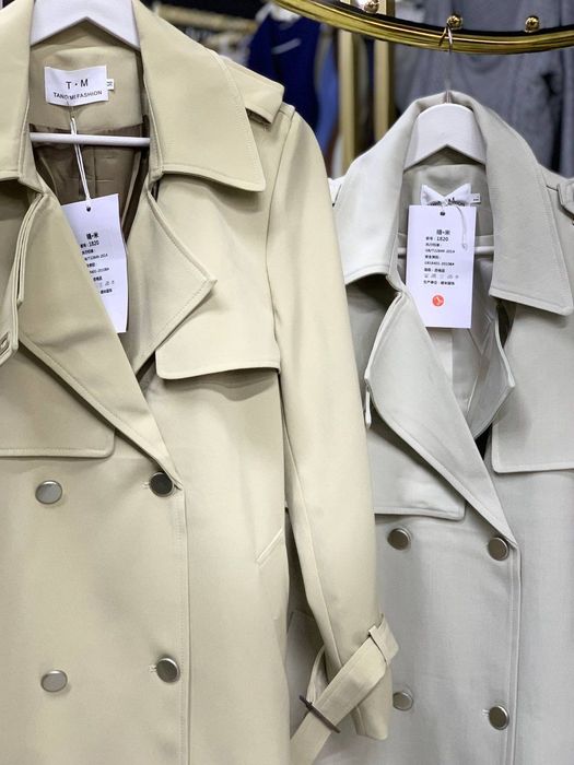 Женский плащ, размер S, новый, молочного цвета.