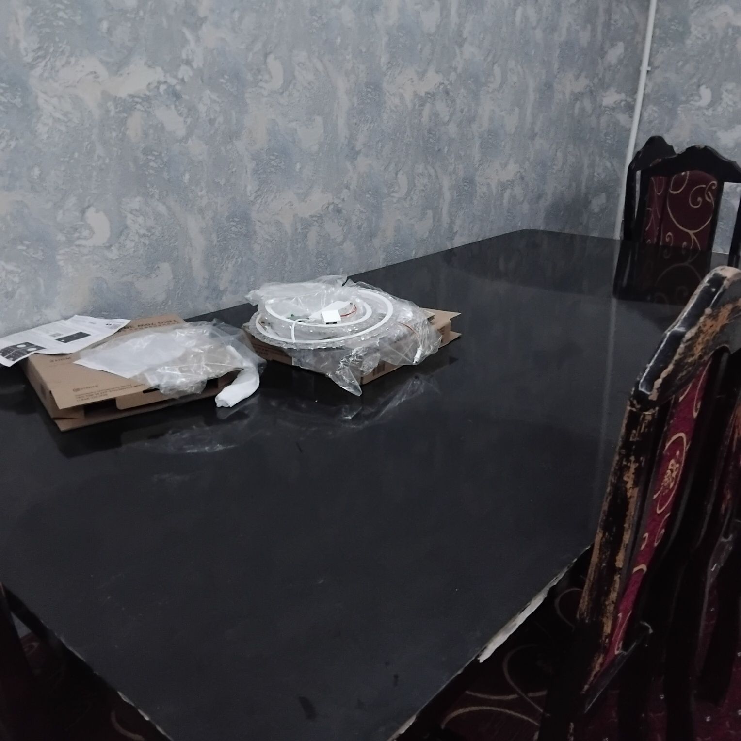12-ли Стол, 8та стул
