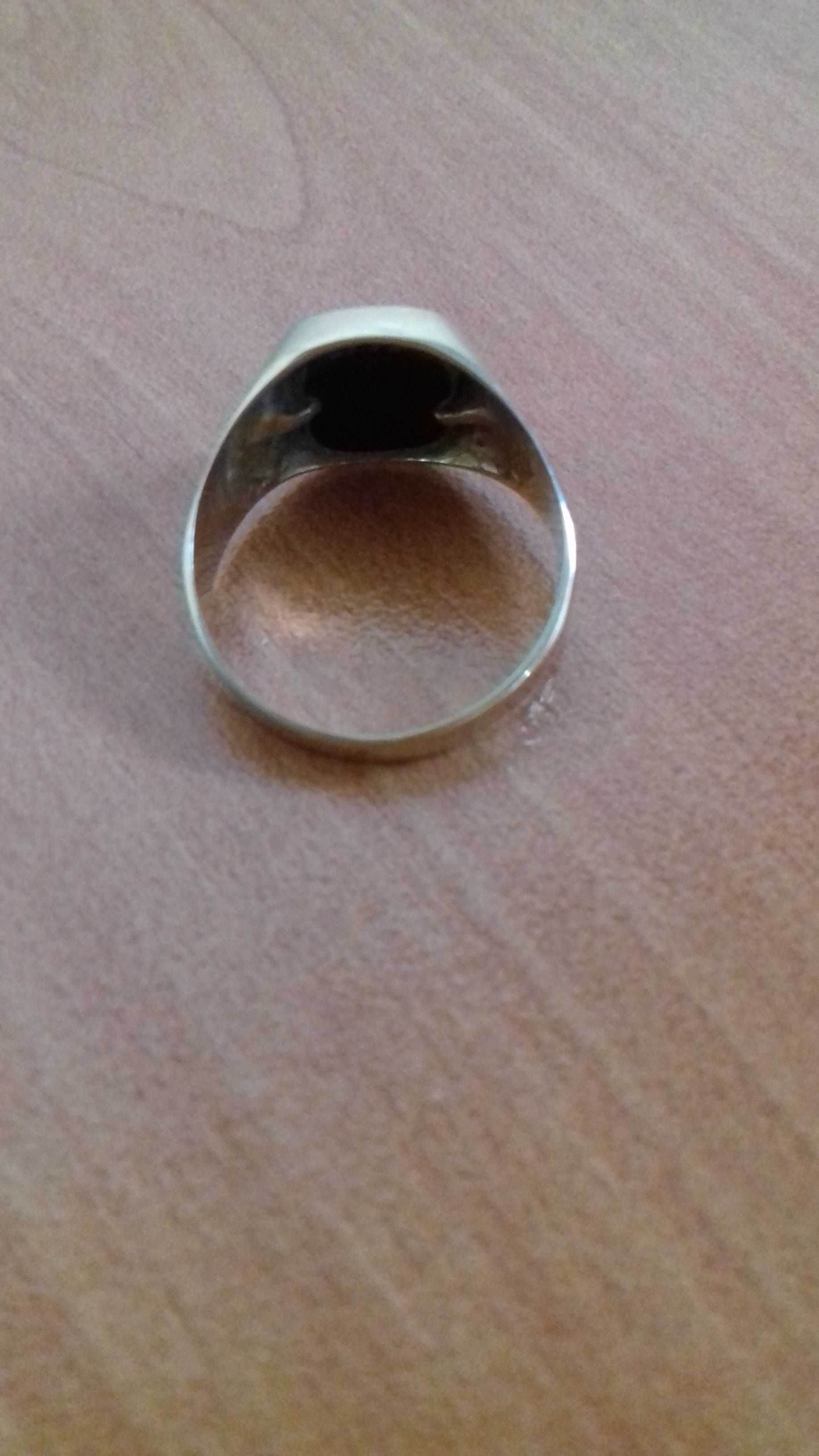 Златен мъжки пръстен с черен камък - 5 грама