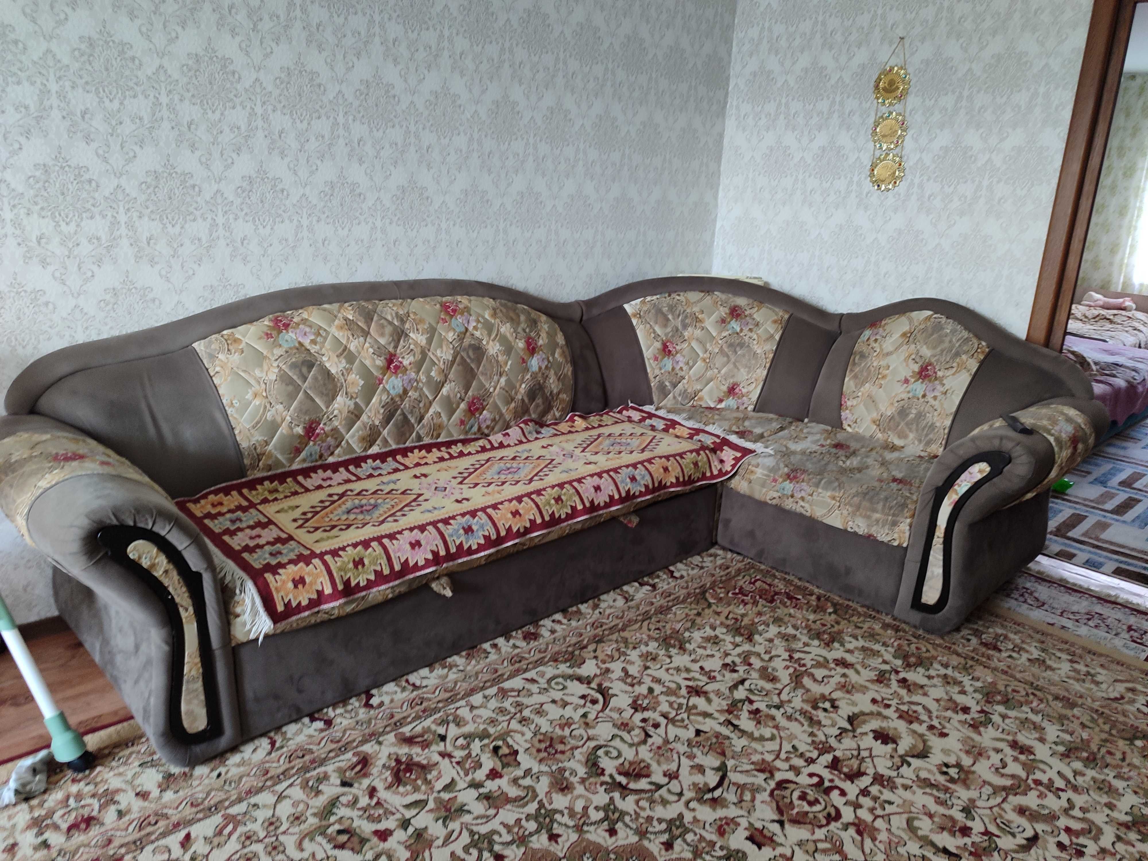 Диван продам угловой
