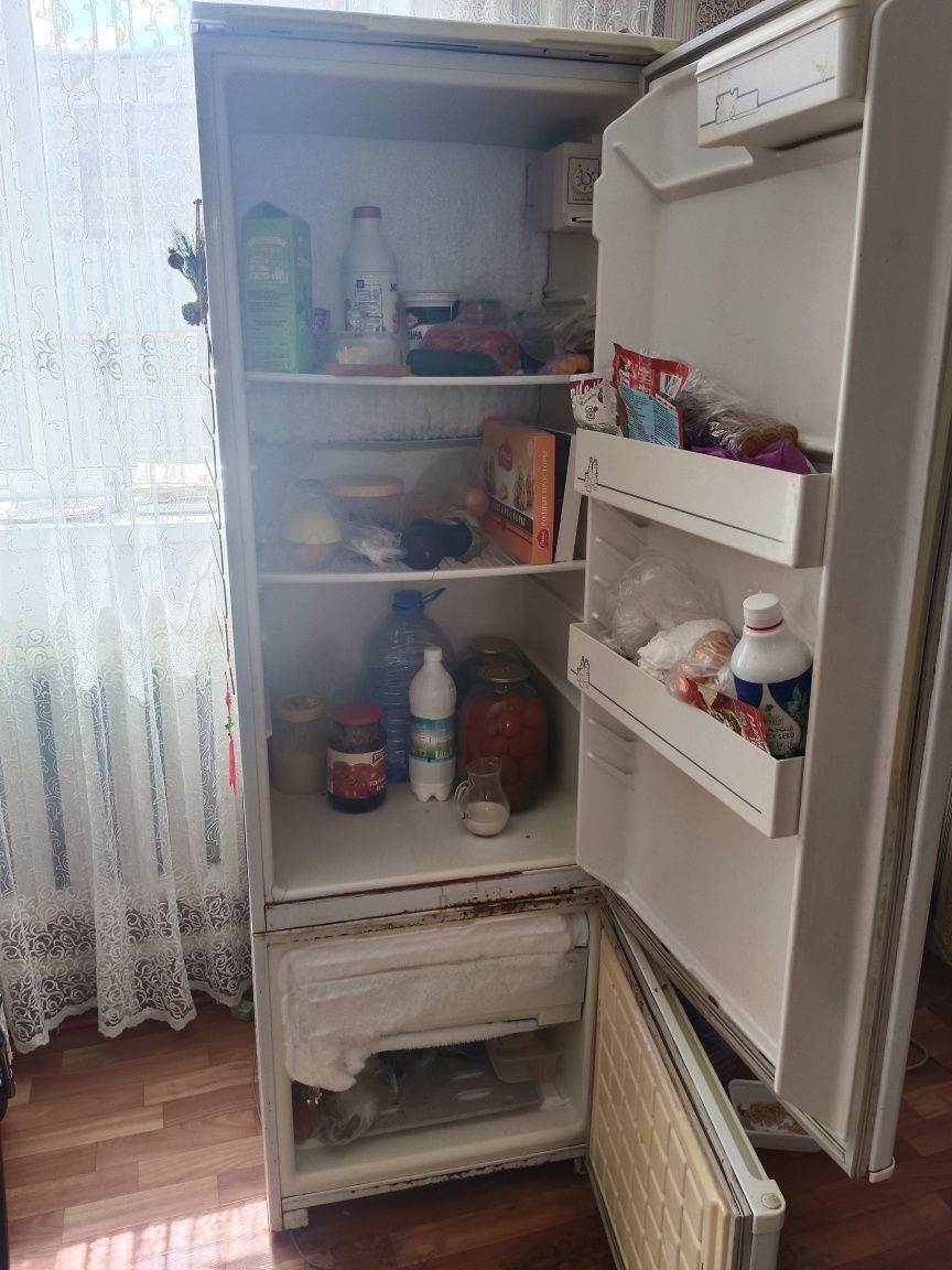 Продам два холодильника. В хорошем состояние. Один L.G. Второй Бирюса
