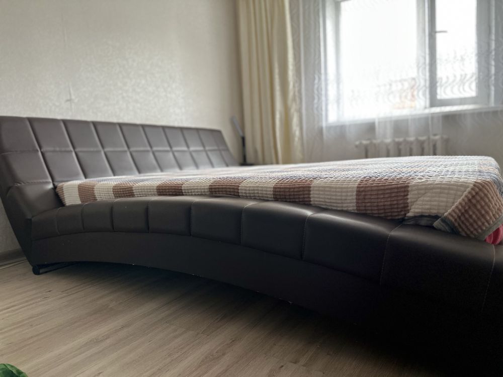 Кровать двуспальняя , шикарная