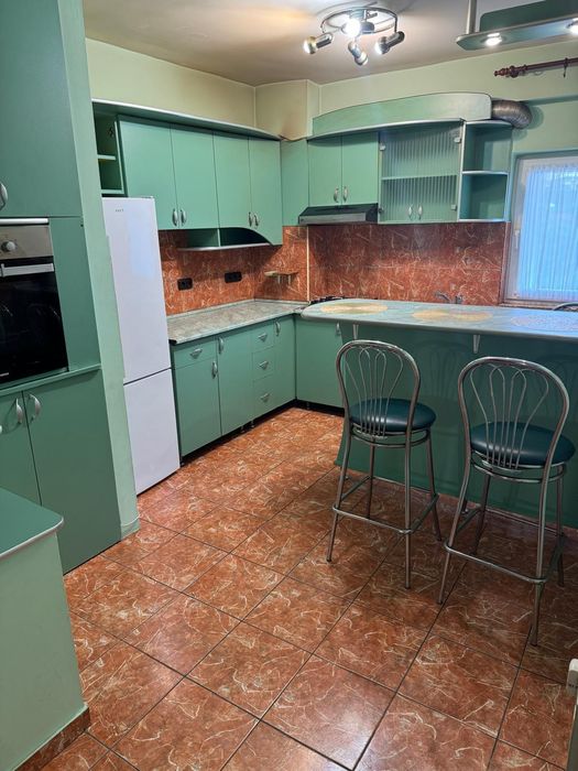 Inchiriez apartament cu 3 camere zona Bulevardul Dacia colt cu Decebal