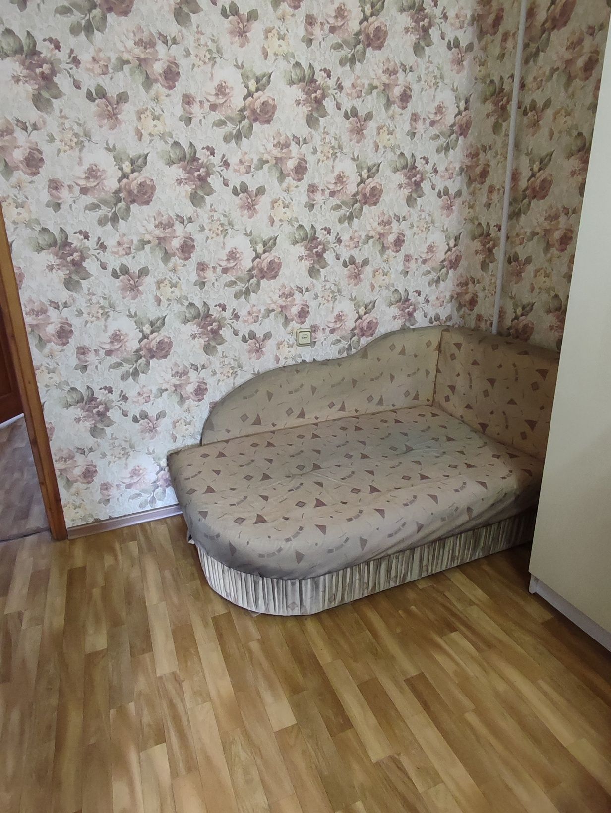 Диван - кровать с ящиком для хранения вещей