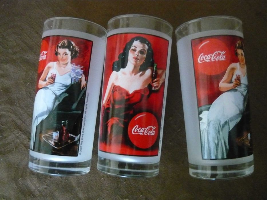 Различни неща с надпис Кока-Кола