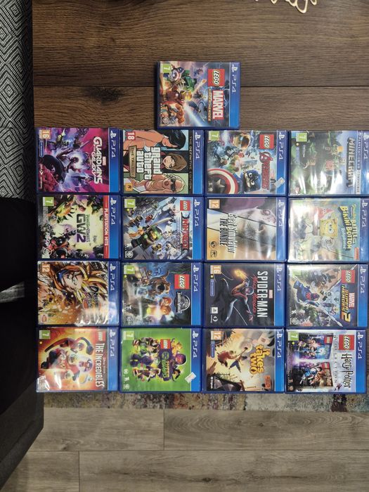 Play station 4 + 2 оригинални джойстика + 17 игри