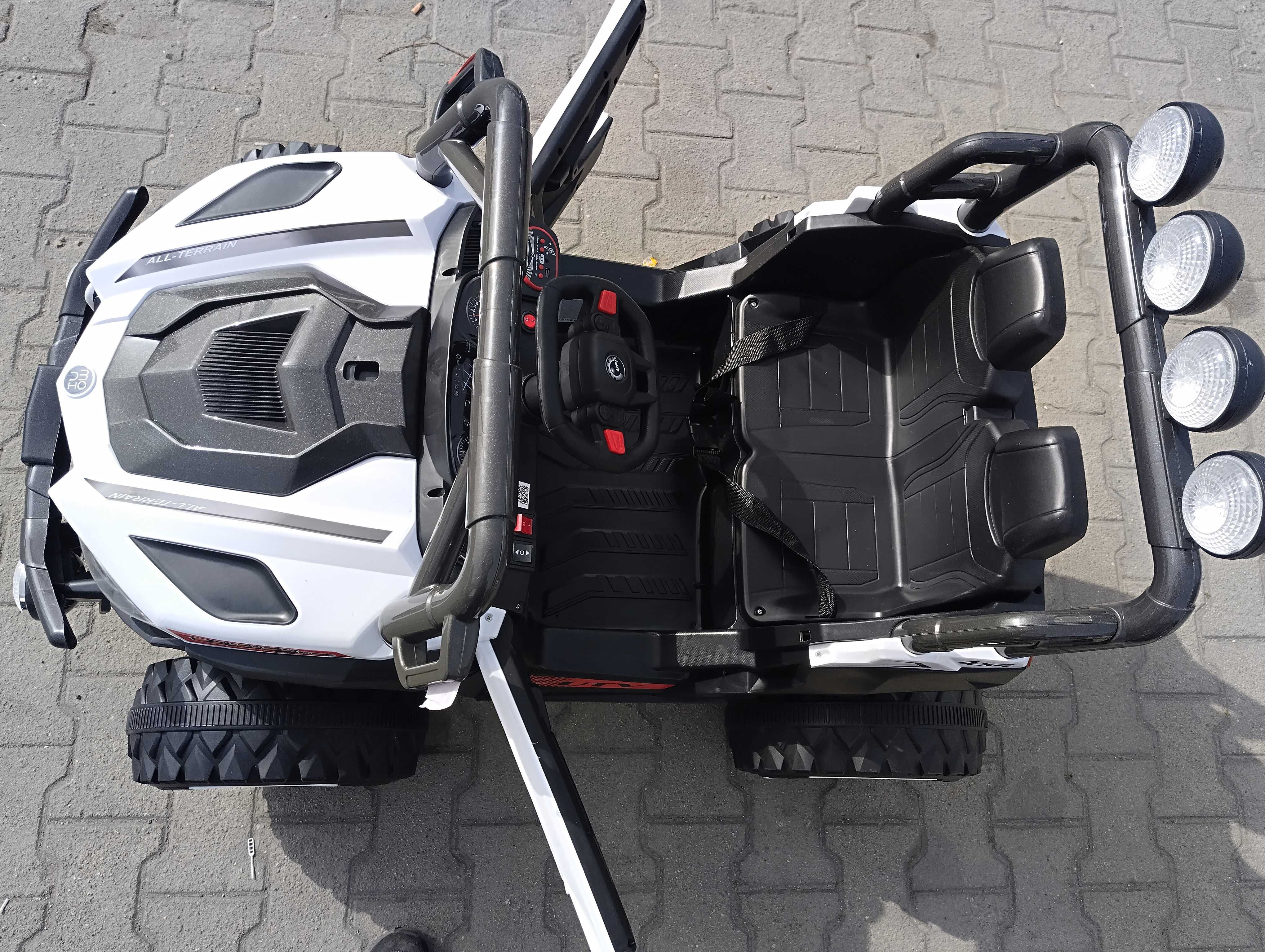 SAFARI двуместен акумулаторен джип JAKARTA 4x4 бял