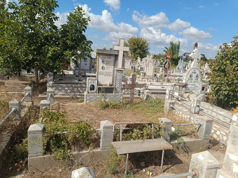 Vând locuri veci cimitir Coca-Cola