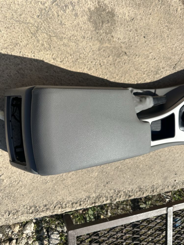 Централна конзола със подлакътник за BMW E90/E91