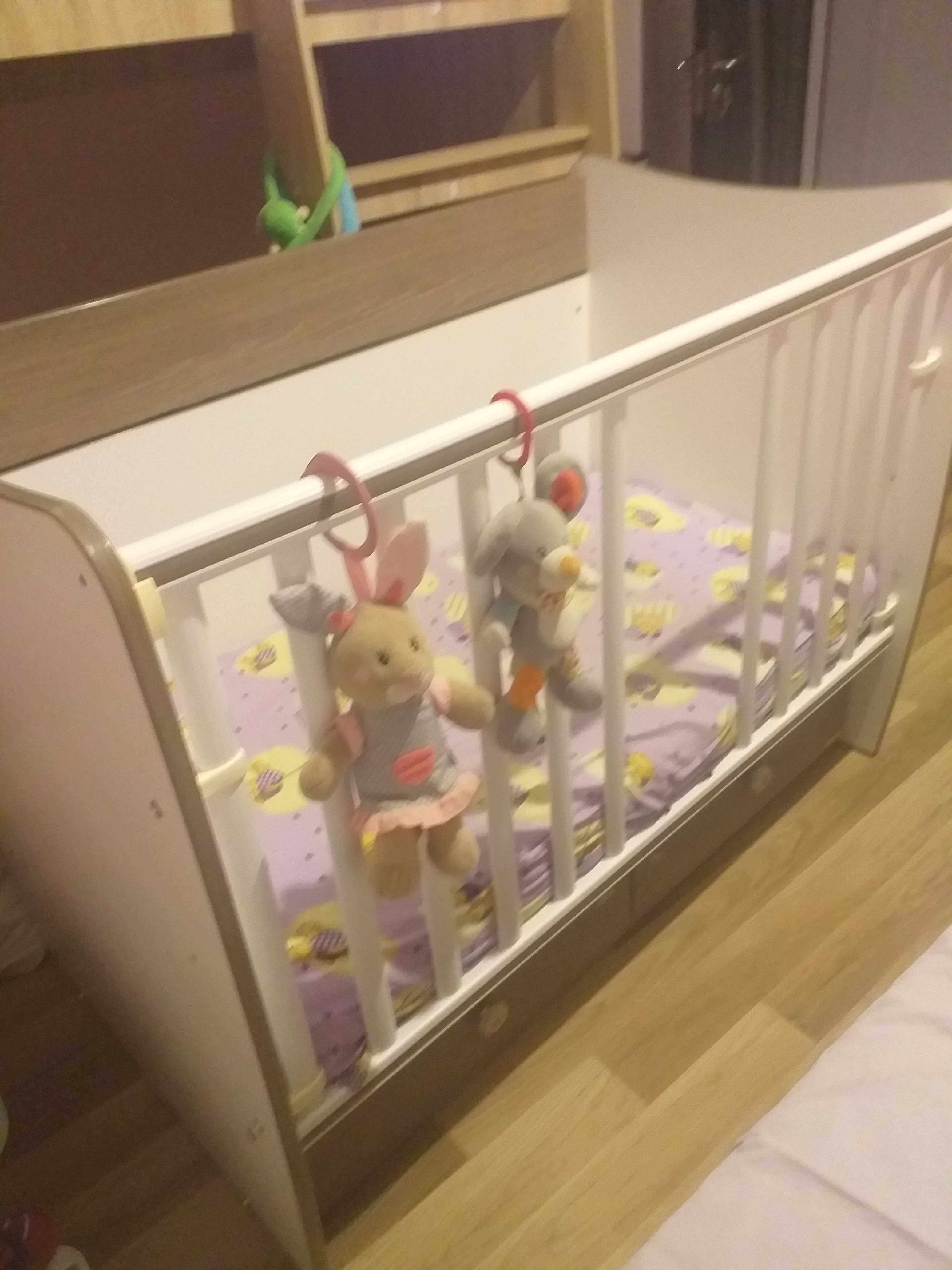 Детска кошара с люлеещ механизъм