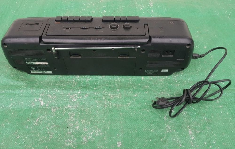 Radio Casetofon marca Sharp , model WQ-284H