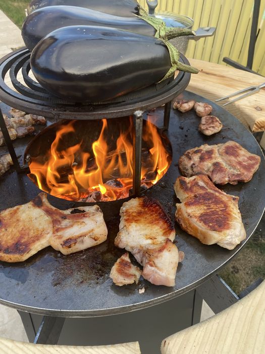 Grătar tip plită lucrat manual, ideal pentru gătit în aer liber