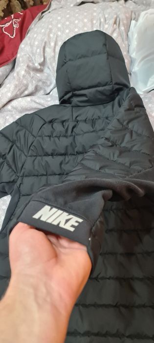 Vând geaca Nike marime xl