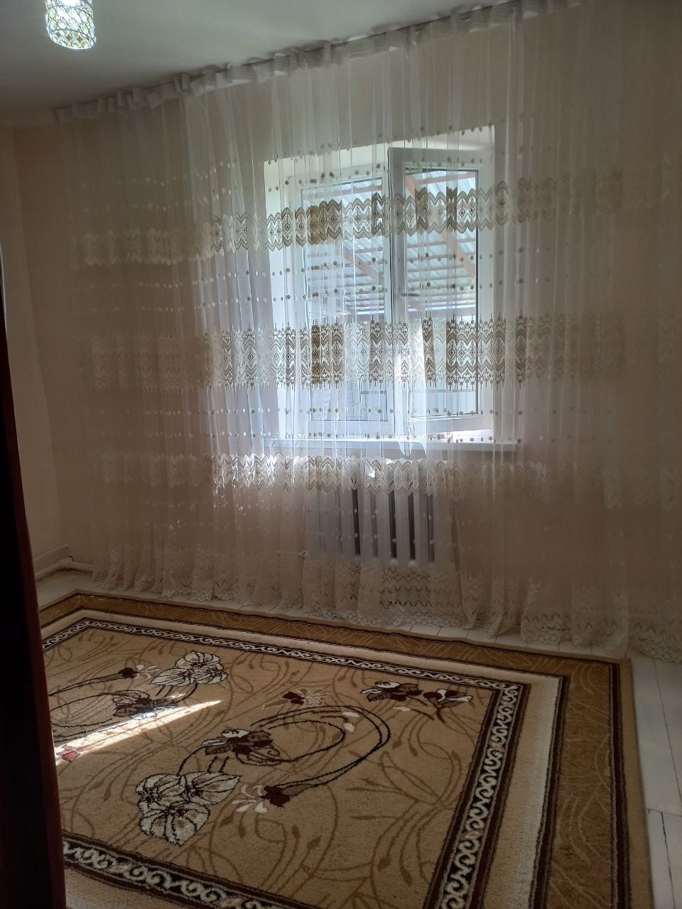 Guliston shahar markazida, KOTEDJ 5 xonali, mo'ljal 2 mavze, 7 maktab.