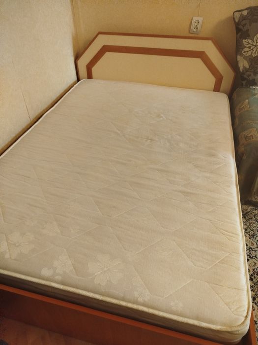 Двухспальная кровать в хорошем состоянии