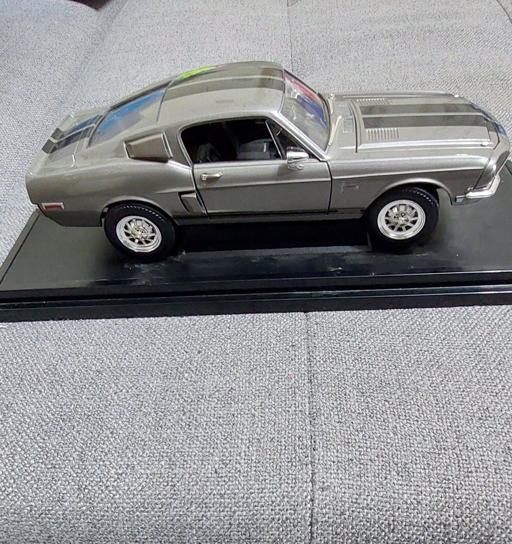 Macheta  Ford Mustang  la scara 1:18. Face parte