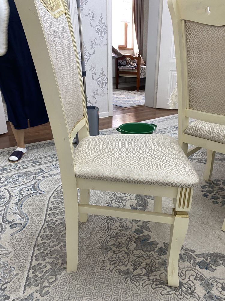 стол и стулья