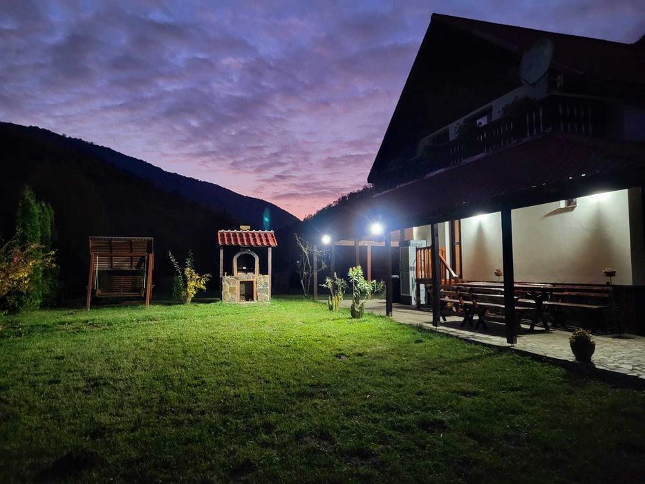 Cabană de închiriat cu minipiscină încălzită și iaz cu pește