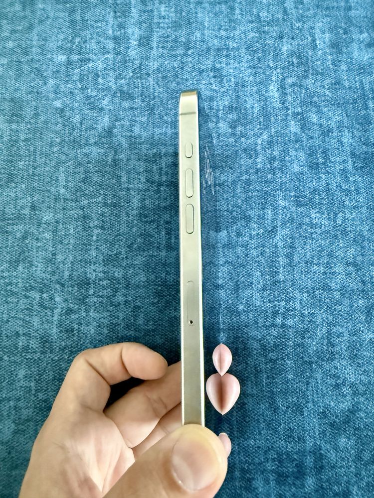 Vând iPhone 15 Pro Max 256GB cu factură, garanție și două huse cadou