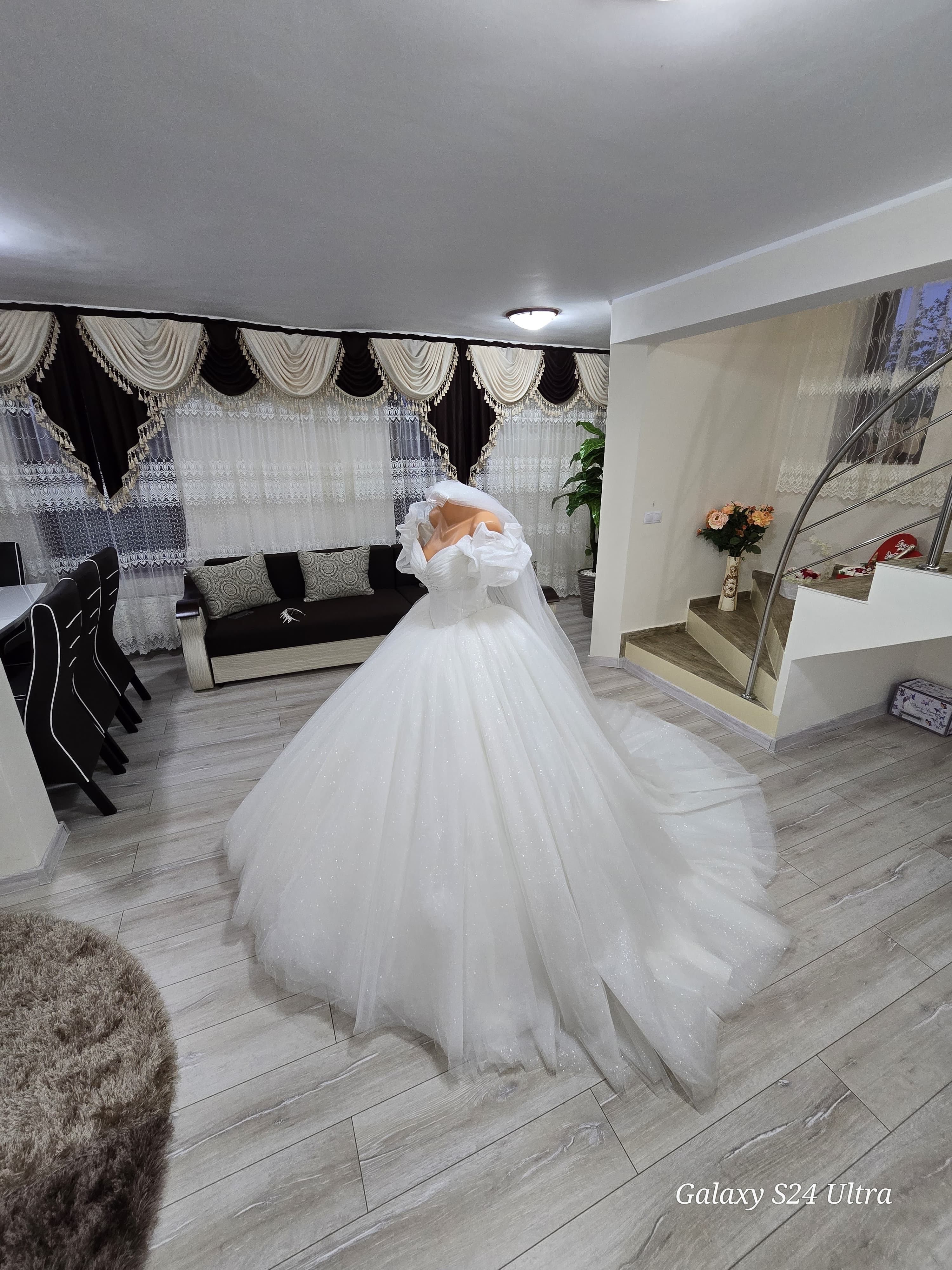 Se vinde rochie de mireasă + voal  , si costum de mire.