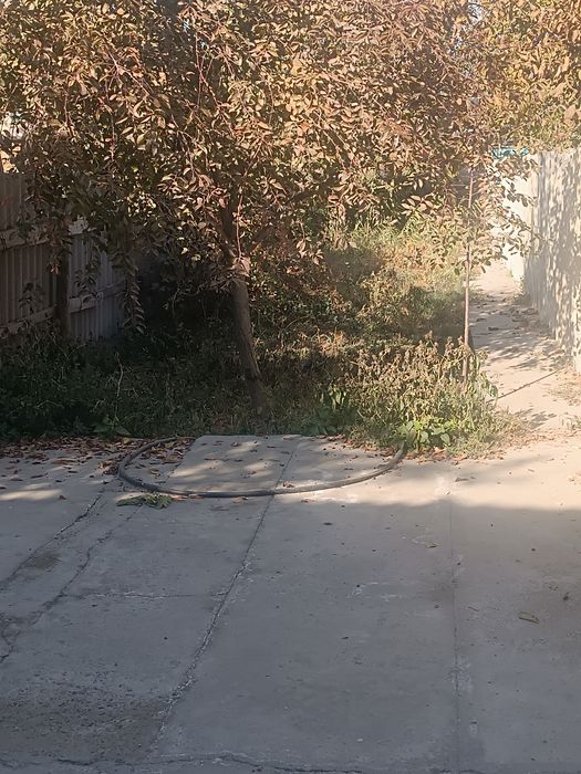 Barcha qulayliklarga ega 2 sotuqli hovli sotiladi