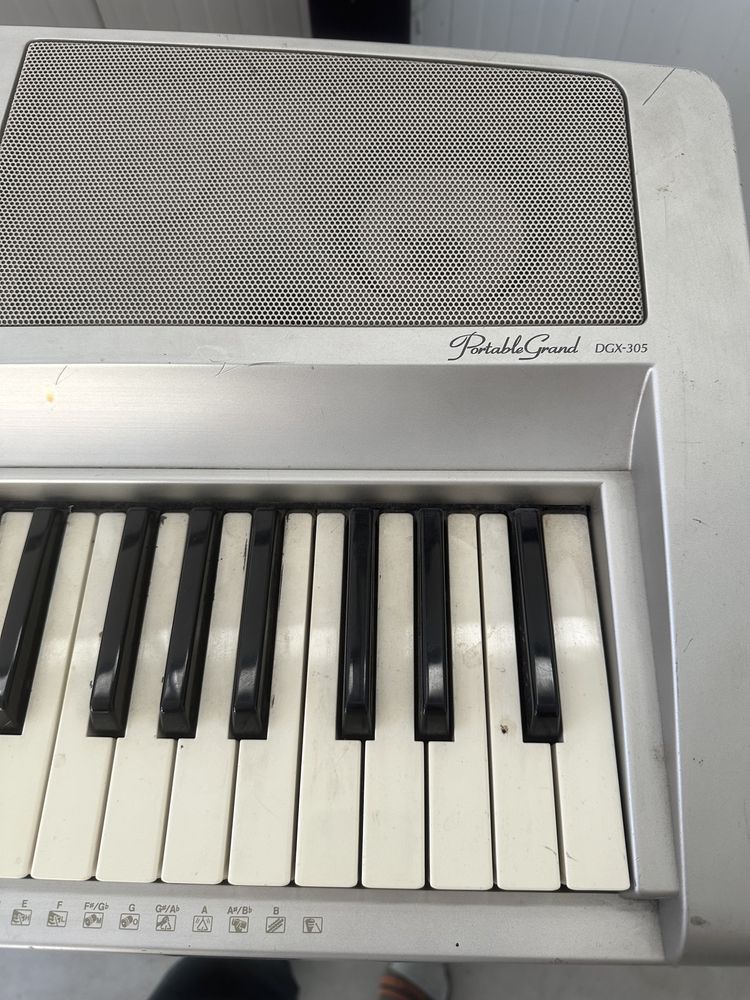 Yamaha Portable Grand DGX-305