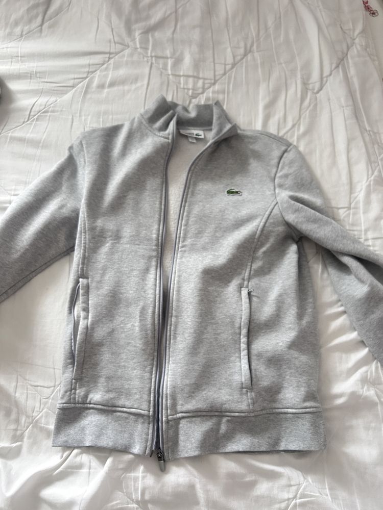 Lacoste hanorac.