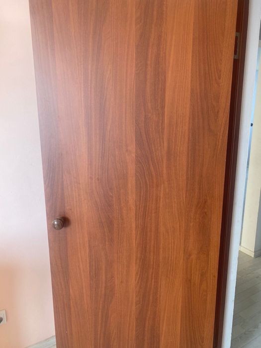 Продаю пять межкомнатных дверей.