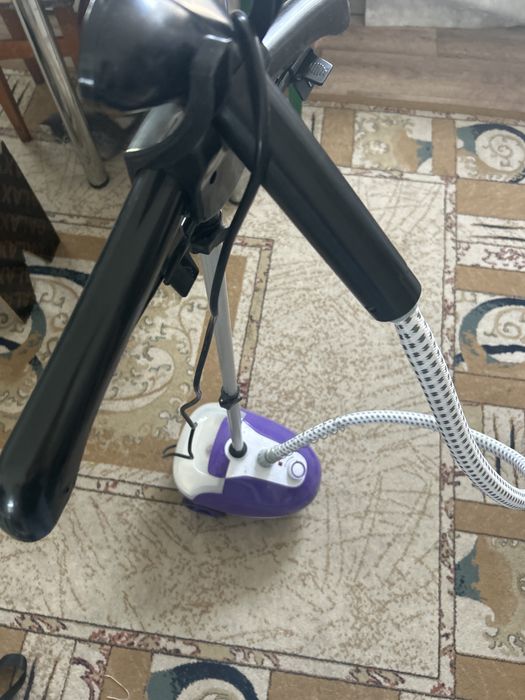 Паравой утюг в хорошем рабочем состоянии почти новый