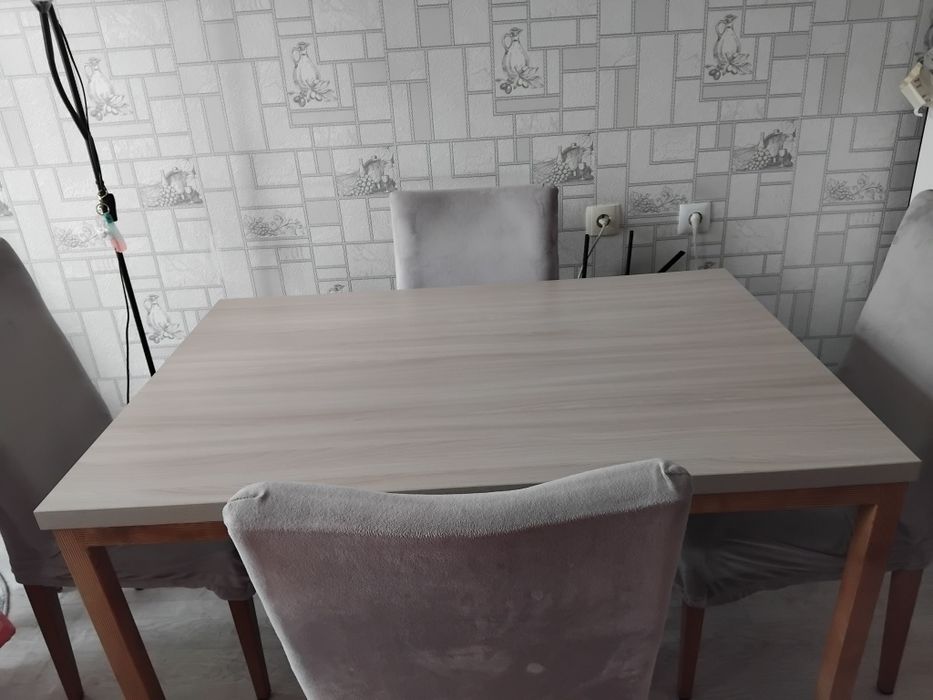 Продам кухонный стол и стулья б/у